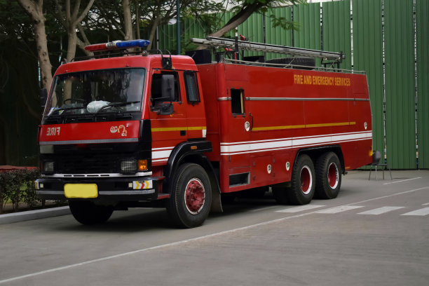 一辆停在路边的消防车的特写照片。图片下载