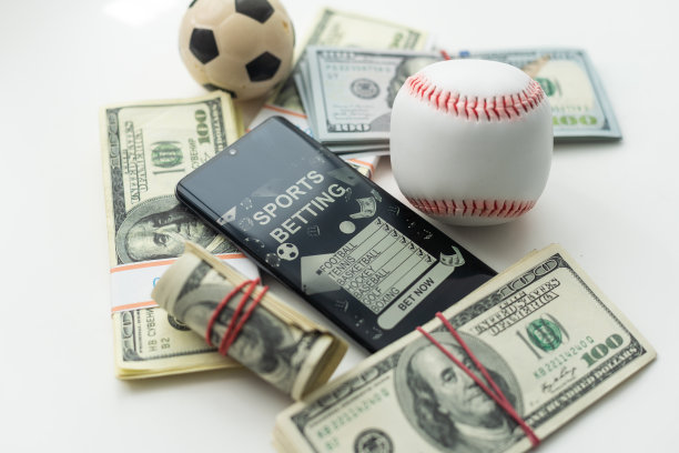 体育博彩在线横幅概念。应用程序在线赌足球。手机屏幕上的足球场和逼真的足球在前面。插图图片下载