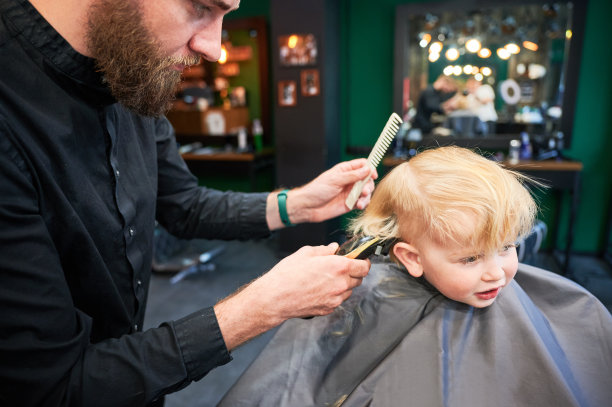 可爱的男孩对新发型很兴奋。图片下载