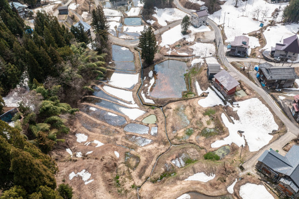 无人机拍摄的照片:积雪融化的梯田图片下载