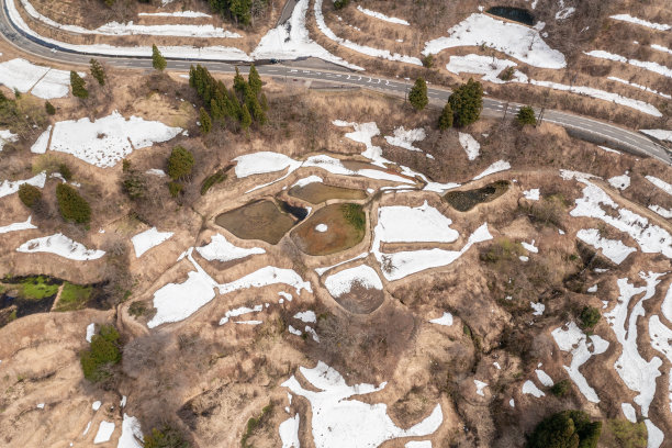 无人机拍摄的照片:积雪融化的梯田图片下载