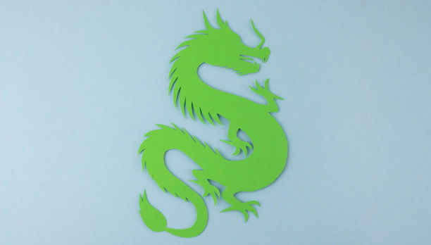 一条绿色的纸龙。中国新年背景用绿色纸龙。图片下载