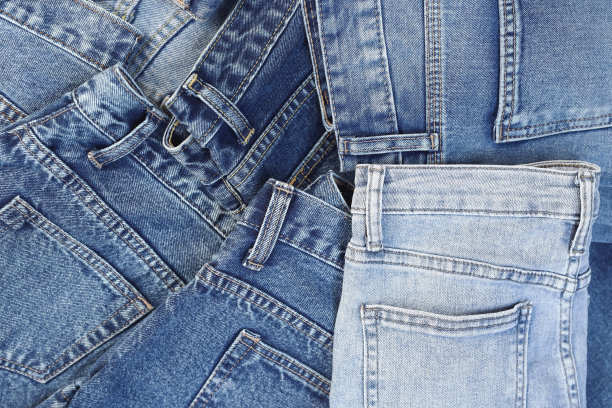 漂亮时尚的牛仔裤在牛仔裤店里一层层堆叠图片下载