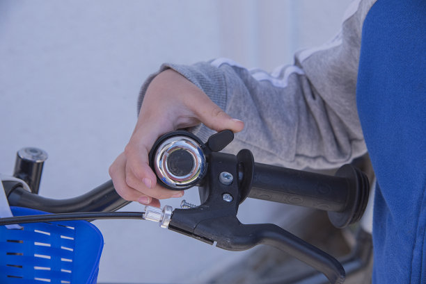 孩子在自行车上摇铃图片下载