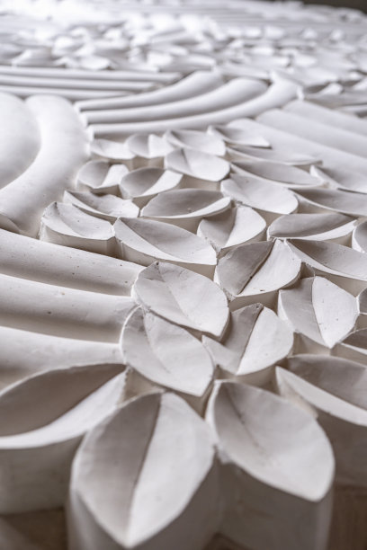 墙板设计。白色面板，逼真的3d压花叶片设计。现代灰泥室内。照片的背景。图片下载