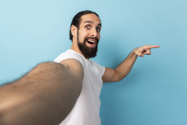 面带积极表情，指向一旁的男人，照片的POV视角图片下载