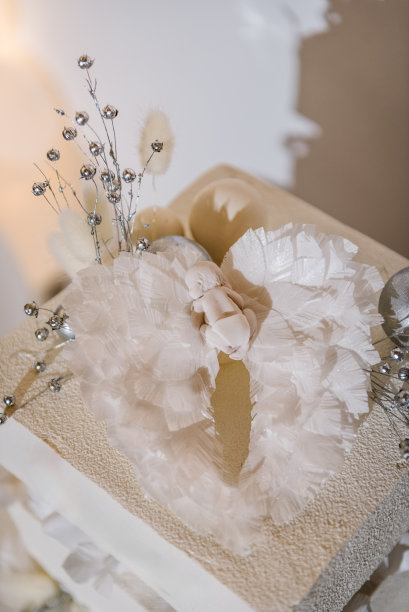 细节时髦的蛋糕与数字新生儿，翅膀天使和银色装饰。庆祝洗礼的概念。宝宝生日派对上的美味招待。特写镜头。前视图。蛋糕上的背景白色照片区。图片下载