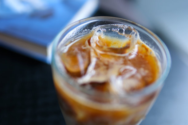 冰拿铁与无乳糖牛奶燕麦或香蕉杏仁椰奶在美味的甜饮料近距离微距摄影搅拌加冰几个视频图片下载