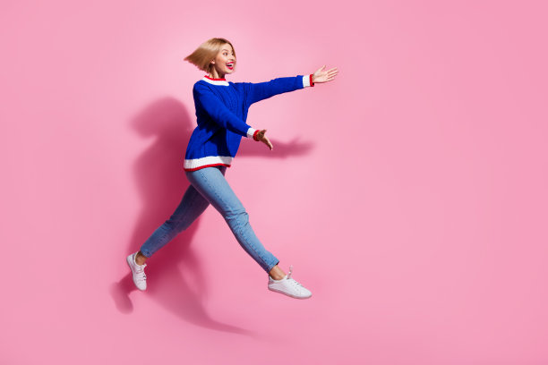 友好的女性全身照片，张开双臂拥抱，看着空旷的空间，看到人们被隔离在粉红色的背景下，很高兴图片下载