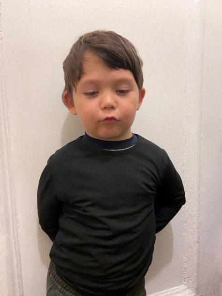 站在门边的男孩图片下载