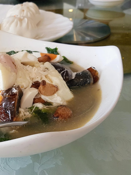 一碗汤的照片，里面有一把勺子。图片下载