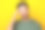 压力抑郁的家伙穿着绿色t恤手臂头感觉疼痛孤立黄色背景的照片图片下载