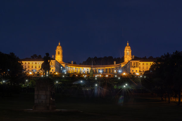 南非豪登省比勒陀利亚联邦大厦的夜间照片，天空中可见星星图片下载