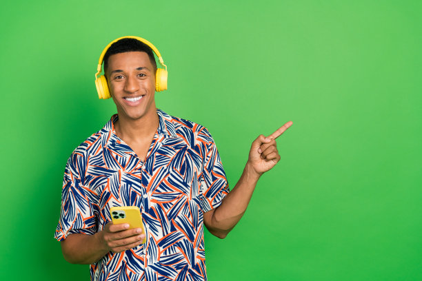 开朗满足的型男照片推广推荐选择现代科技空白空间隔离在绿色背景上图片下载