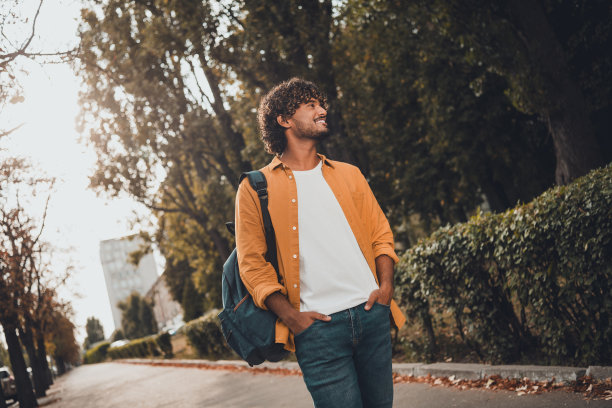 英俊的好男人的照片，穿着时髦的衣服，享受在公园散步假期周末暑假，阳光明媚的日子在外面图片下载