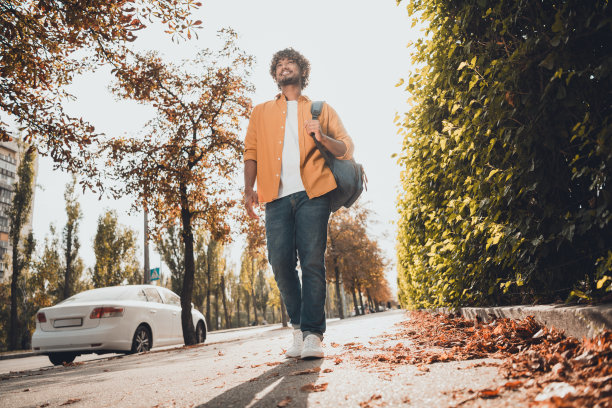 美丽开朗的墨西哥人的照片旅游城市走在沥青路面上阳光明媚的温暖九月的一天外面图片下载