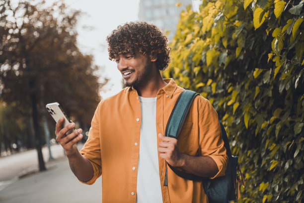 照片正面的好男人阿拉伯旅游城市看地图gps导航春季天气外面图片下载