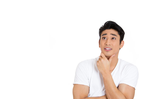 一个年轻人，双手托着下巴，仰视着，在白色的背景上沉思着，做着白日梦图片下载