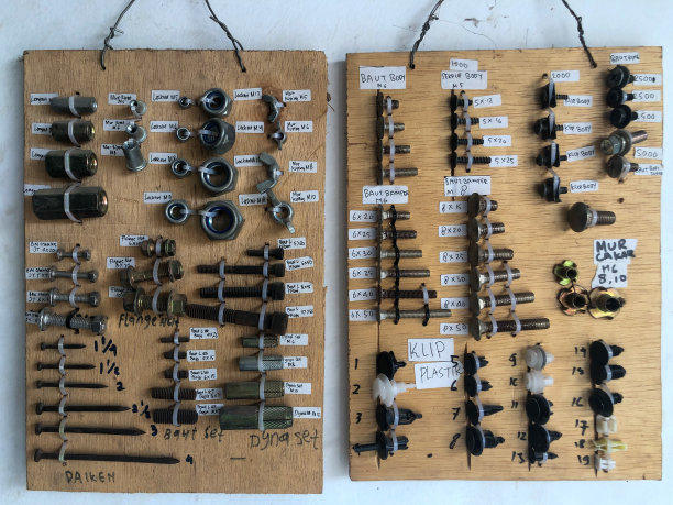 各种型号、尺寸的建筑螺栓、螺钉图片下载