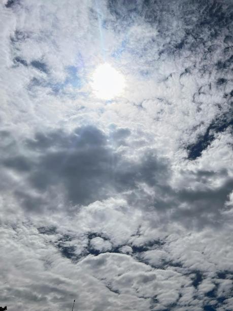 一个人在空中放风筝的照片。图片下载