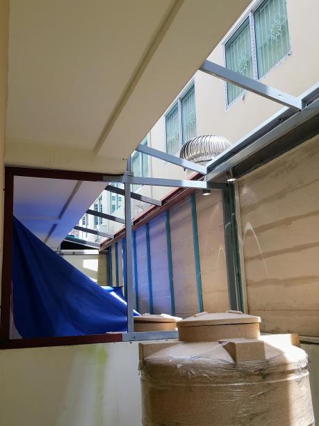 一个房间的照片，蓝色的篷布覆盖着墙壁。图片下载