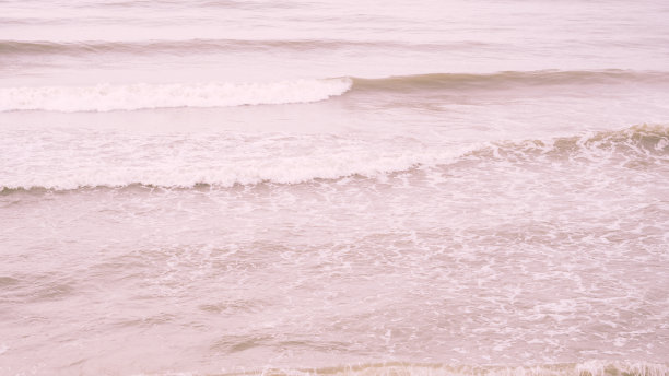 真实照片海水海浪，抽象的背景，自然的力量，淡淡灰棕色哑光更有色调在库存图片下载