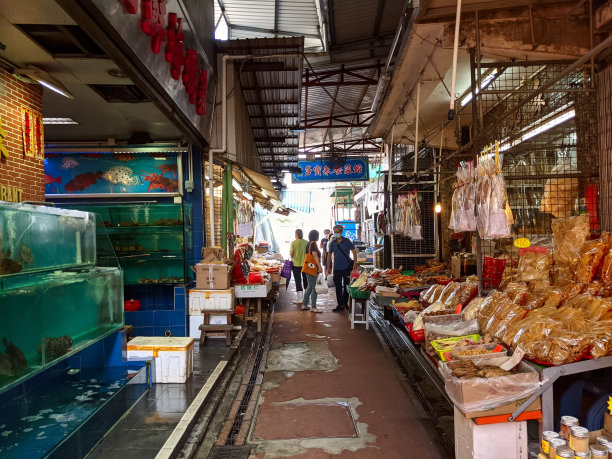 疫情期间，一些当地人在流浮山海鲜渔村一条小巷里的商店里浏览新鲜的鱼缸，里面陈列着活鱼和干海鲜图片下载
