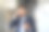 一个震惊的男人穿着西装站在办公室里读着坏消息和消息的特写照片，震惊地抱着头图片下载