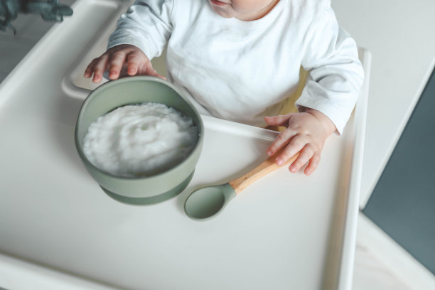 宝宝吃米粥，辅食图片下载