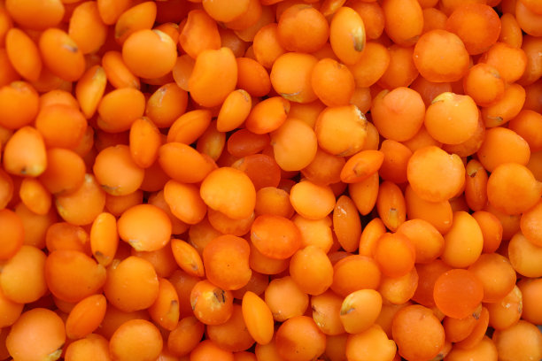 红色生扁豆在整个框架。植物蛋白。水平的照片。图片下载