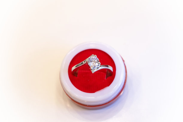 一只耳环的图片保存在一个白色背景的盒子里。银、金、铂金、时尚、链条、珠宝、女孩、女人、印度、亚洲、价格、下跌、股票、市场、象征、爱情、礼物、订婚。图片下载