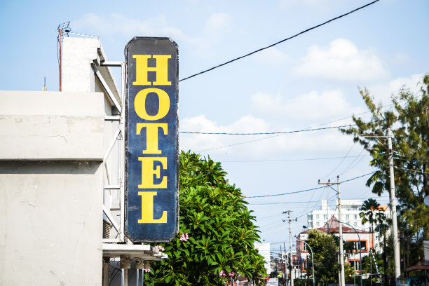 曹子市旧式酒店的招牌。概念旅游，度假，旅行，旅游。图片下载