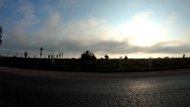 在秘鲁利马的Chorrillos，下午开车看日落的慢动作。图片下载