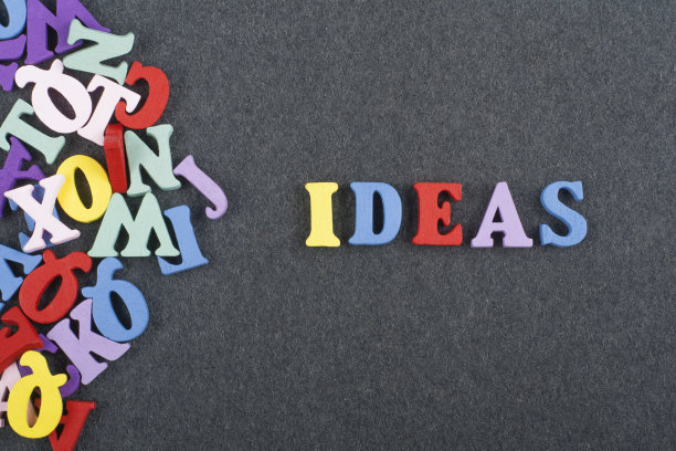 创意字在黑板背景组成的彩色abc字母表块木字母，复制空间的广告文字。学习英语的理念。图片下载