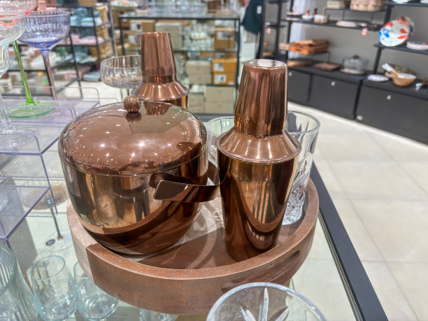 三种玻璃器皿的陈列，包括一个水罐、一个醒酒器和一个玻璃杯图片下载