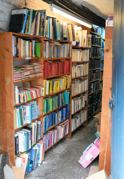 五颜六色的二手书书架图片下载