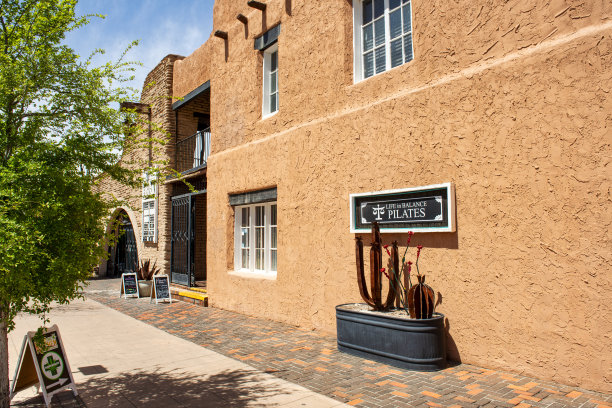 生活在平衡普拉提中心市中心拉斯克鲁塞斯，新墨西哥州，美国图片下载