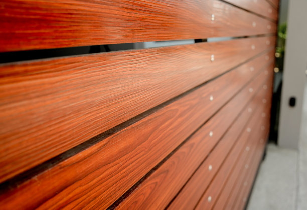 现代别墅的自动滑动前门图片下载