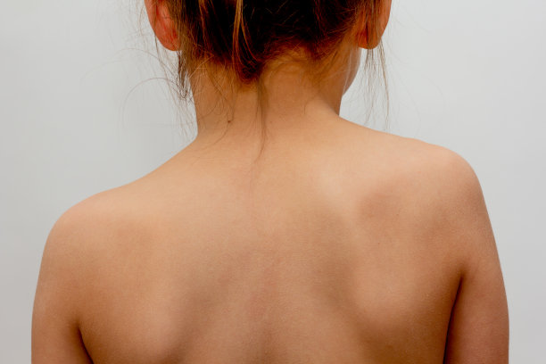 孩子的后视图与不均匀的肩膀在白色背景图片下载