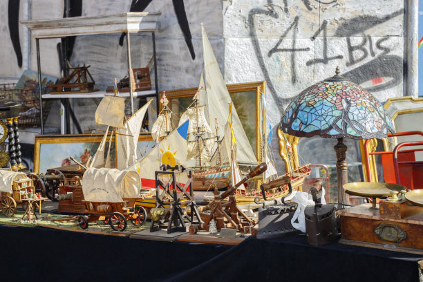 意大利都灵。帆船模型和其他物品暴露在巴隆。Balon(发音为Baloon)是都灵最重要的跳蚤市场，在每个月的周六上午和第二个周日举行。图片下载