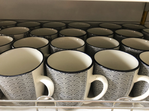 架子上的陶瓷马克杯，照片特写图片下载