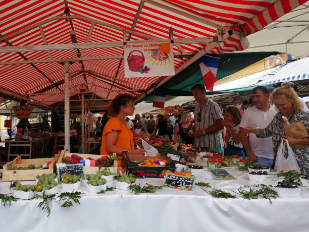 尼斯的街头市场。摆满蔬菜和水果的柜台图片下载