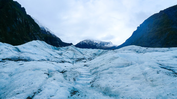 新西兰南岛的福克斯冰川由一堵冰墙组成图片下载
