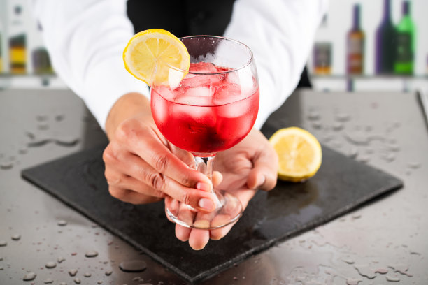 酒保把鸡尾酒放在柜台上图片下载