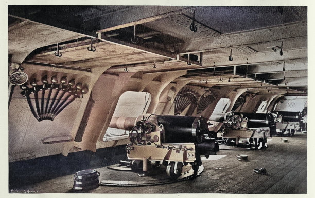 19世纪90年代，维多利亚时期军事史上的一艘法国海军战列舰的炮甲板。colourised形象图片下载