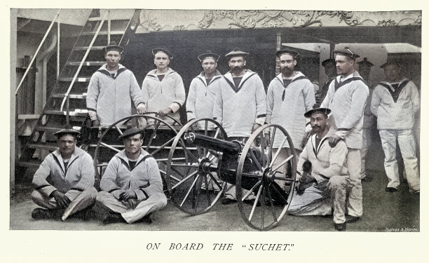 古照片水手拿着大炮，法国海军战舰苏歇，维多利亚军事历史，19世纪90年代。Colourised形象图片下载