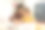 母亲和女儿坐在桌子上画画。图片下载