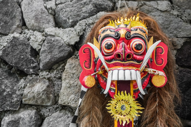 巴厘岛舞蹈剧院表演的传统泄漏让达面具服装的特写照片。在印度尼西亚的巴厘岛，手工制作的传说中的恶魔面具。图片下载