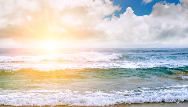 大海和明亮的日出。宽的照片。图片下载