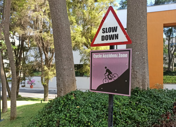 一张特写照片，一辆路边的车在泥泞的道路上缓缓行驶图片下载